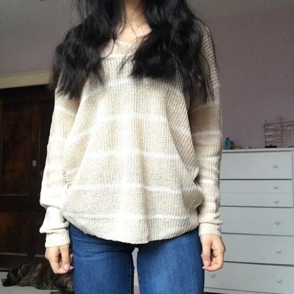 Cute cut out sweater - Picture 2 of 4